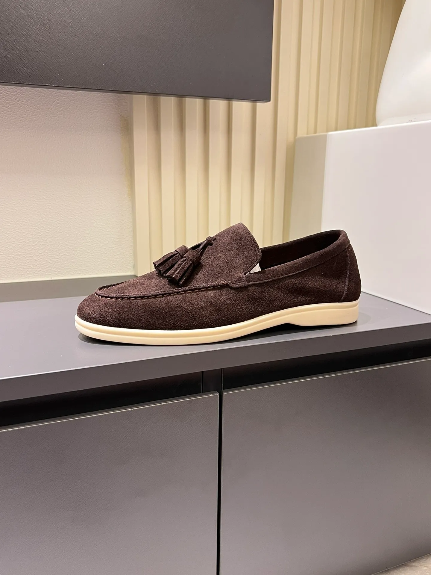Men's shoes 💰p360 "Loro men's shoes 💰pian'*" Classic L men's shoes for couples 💰p Top version British flat loafers, a must-have item in old money style, the minimalist design is eye-catching and durable, a plus point for dressing The soft foot feel and texture are outstanding. They don’t scratch your feet and are very nice. They are matched with soft and waxy soles. They can be worn daily for a long time without getting tired. They are easy to wear, versatile and classic items, with perfect foot feel and texture! Imported cashmere fabric, the lining is made of imported A-grade water-dyed cow lining, the top version of the genuine leather midsole is sewn with pure handmade mark thread! Size: Female 35-40 (34. Customized) Male 38-44 (45.46. Customized)